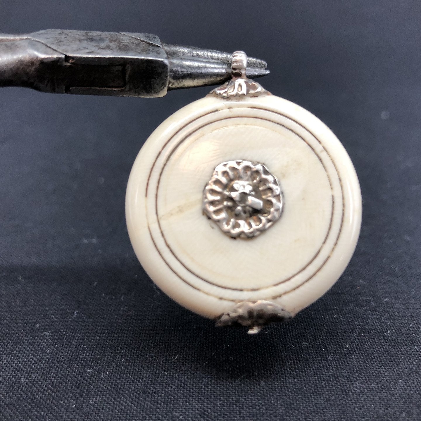 Asian pendant in ivory and silver