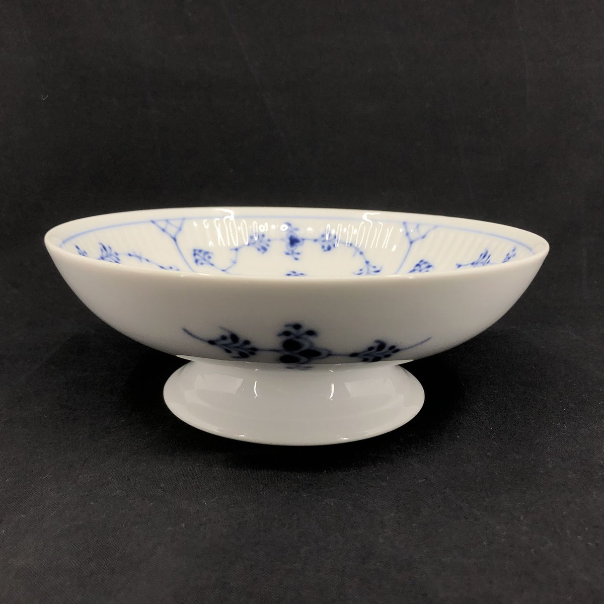 Musselmalet Fluted bowl on foot, 1st grade.