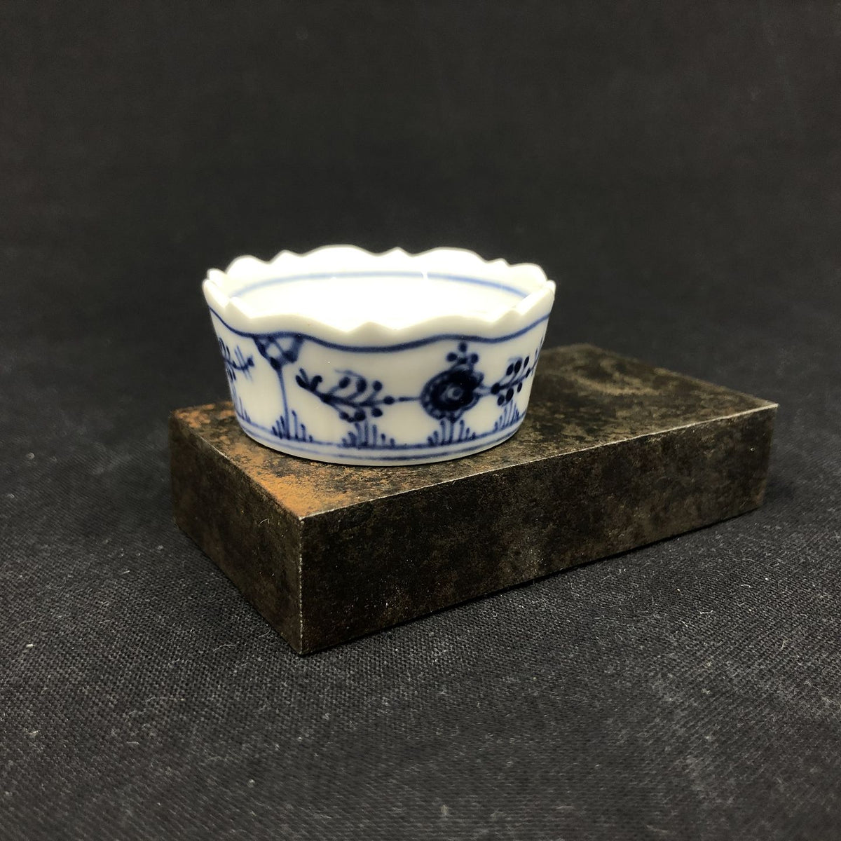 Mussel ground Fluted salt shaker