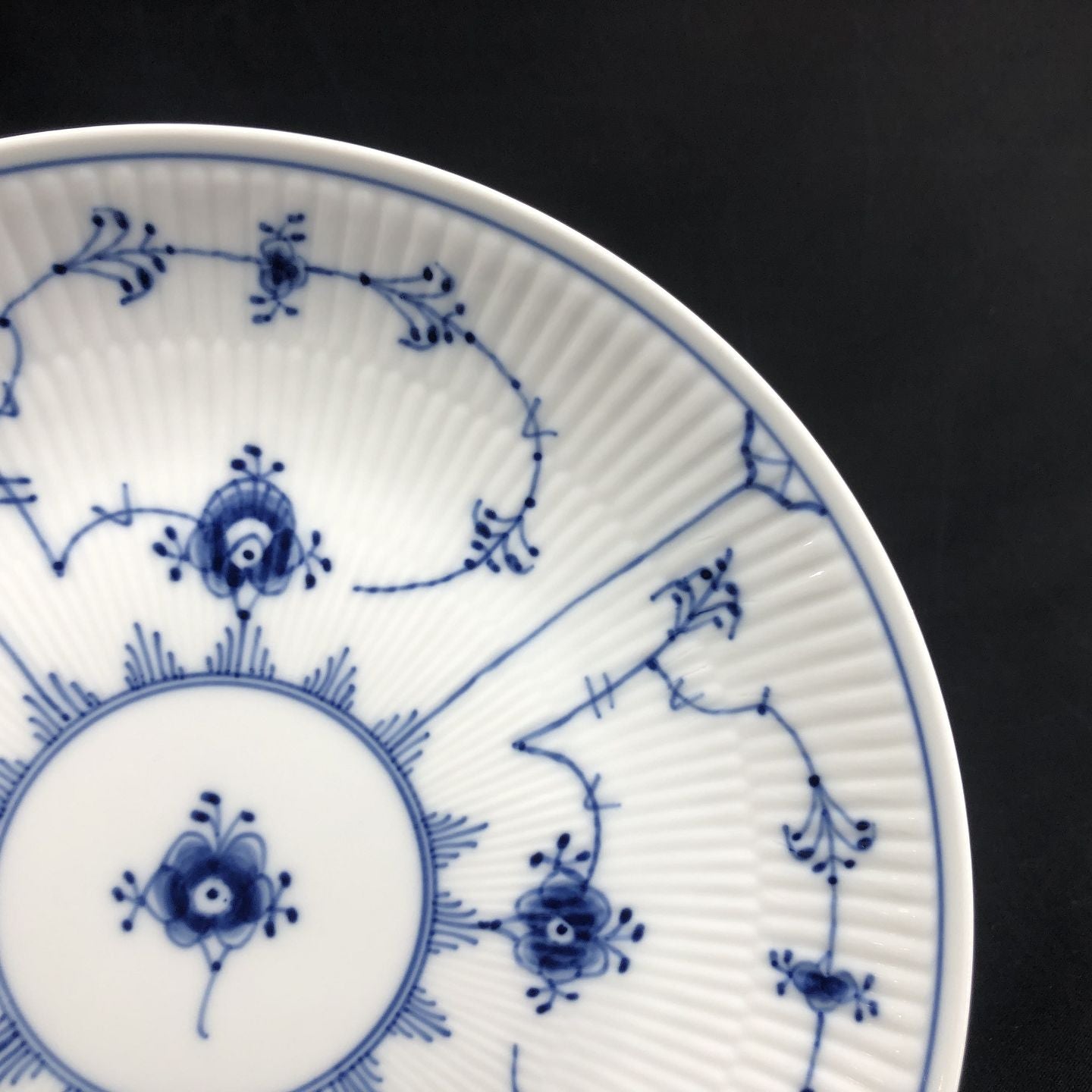 Musselmalet Riflet kagefad