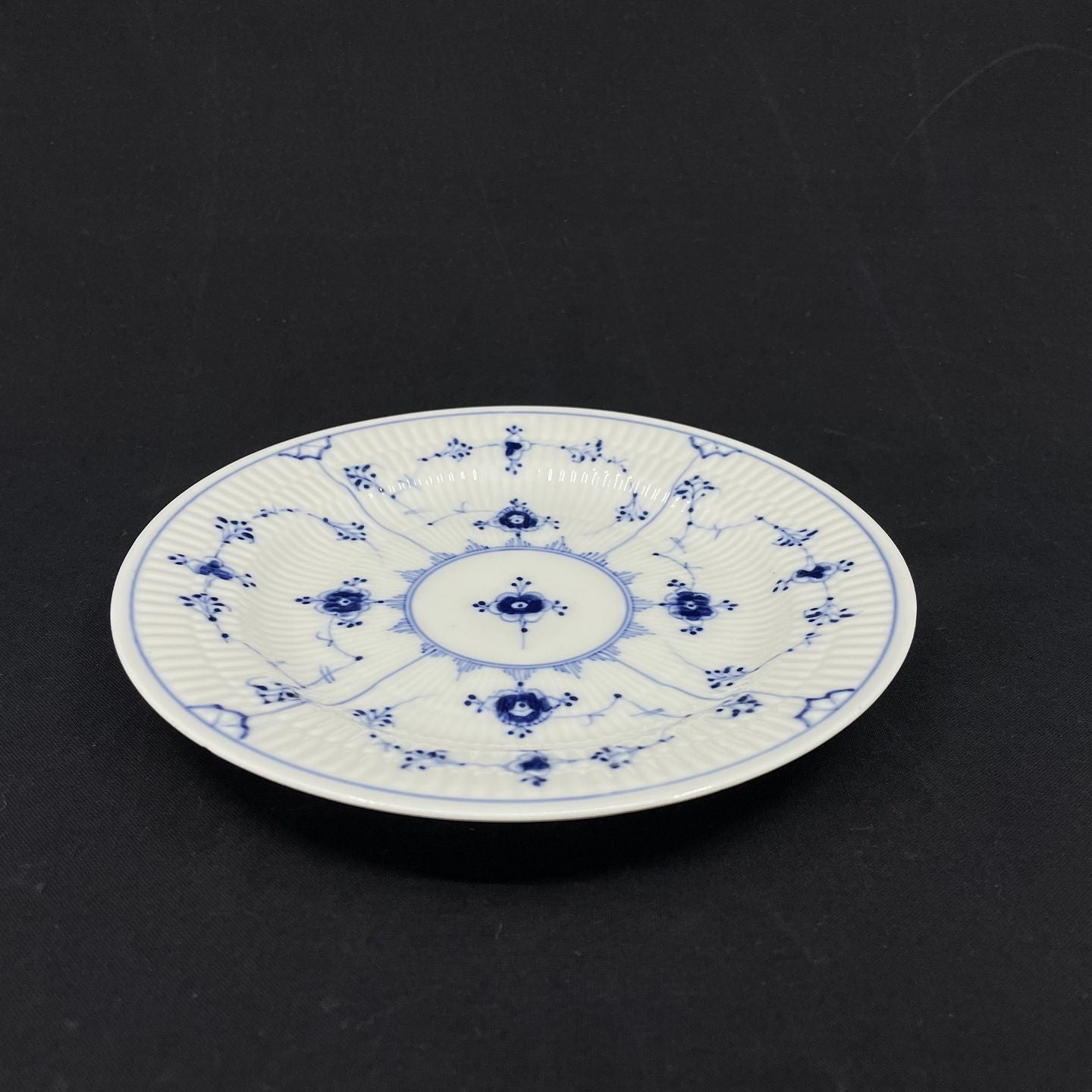 Bing & Grøndahl Blue Fluted cake plate
