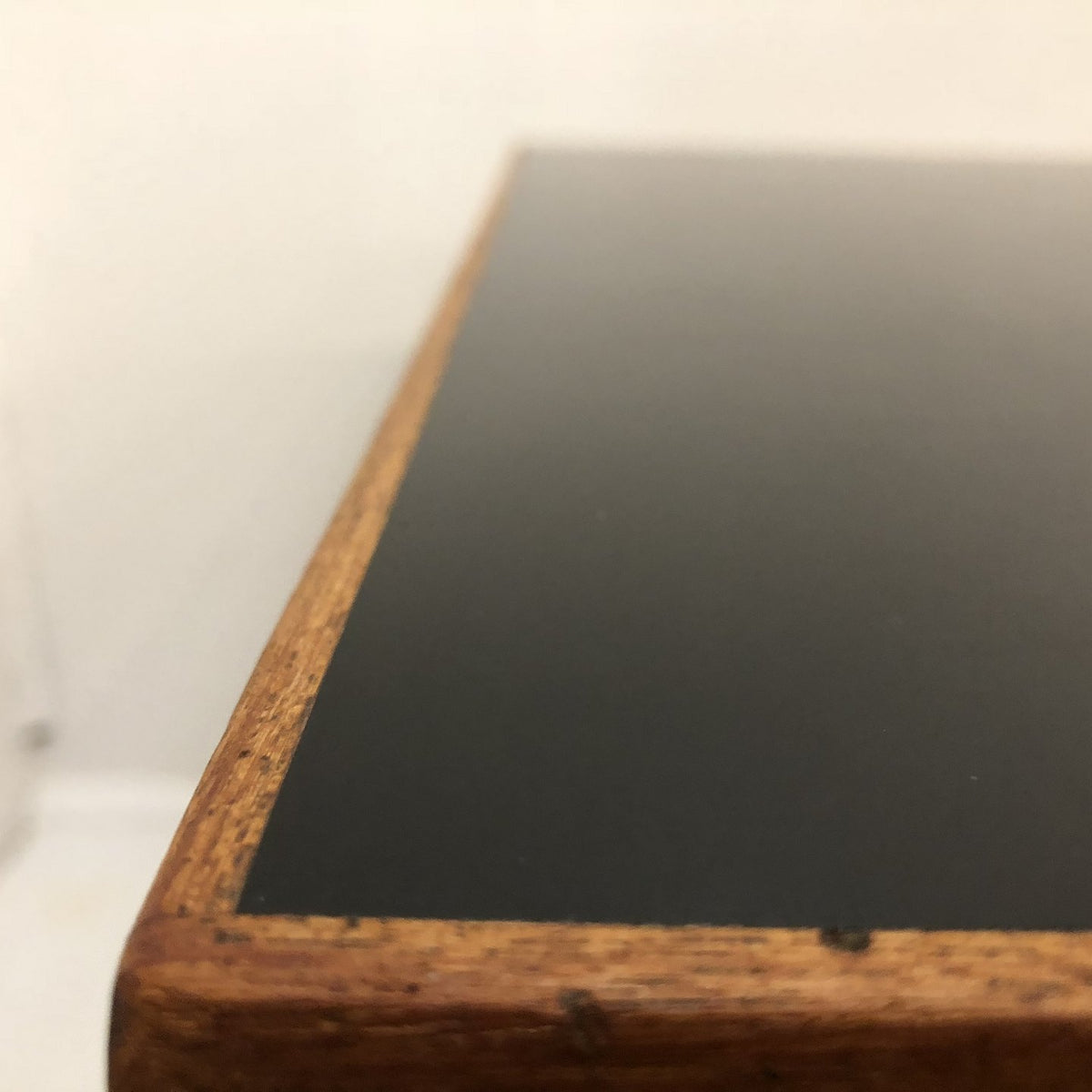 Sofabord i teak med sort formica plade