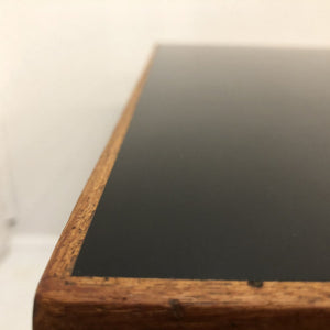 Sofabord i teak med sort formica plade