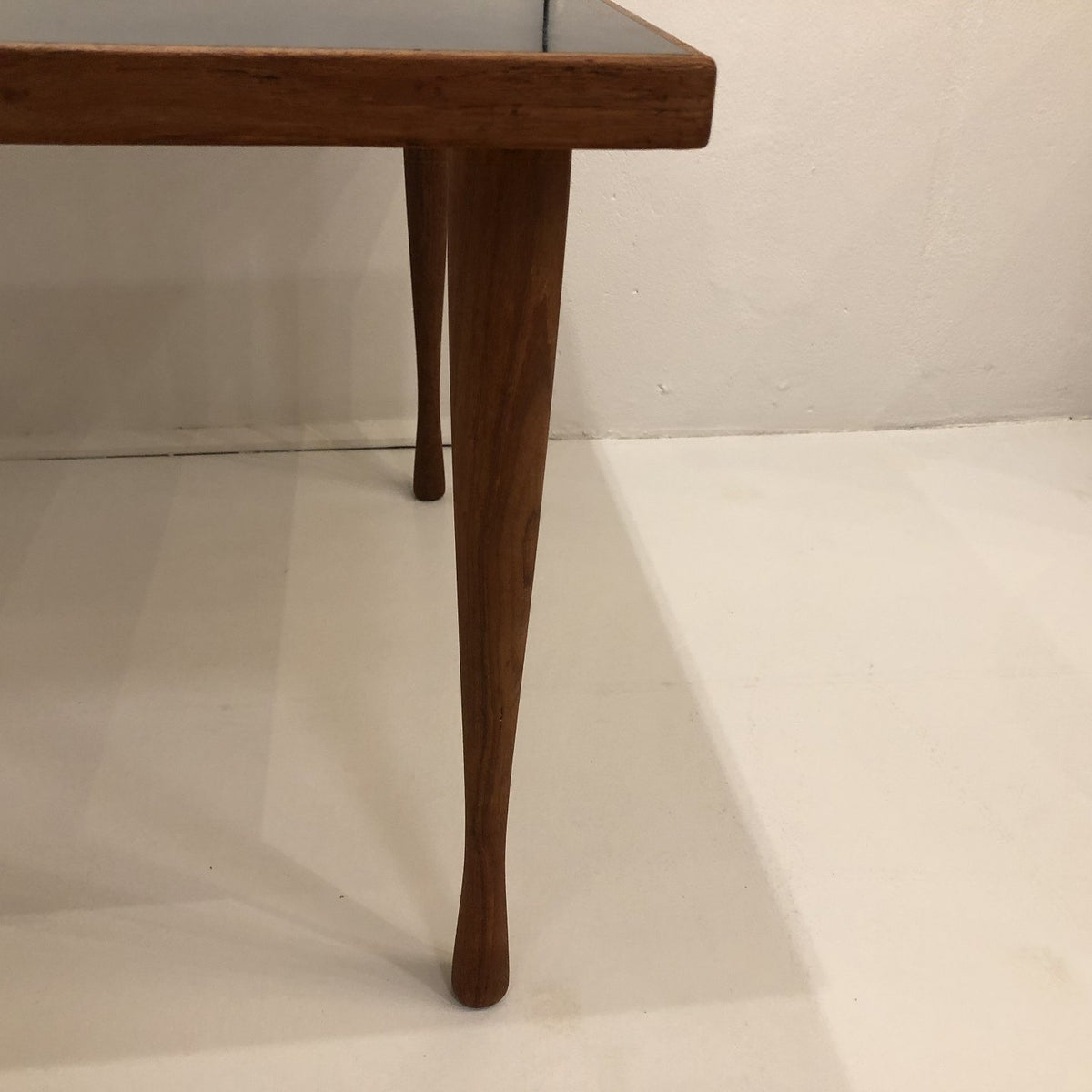 Sofabord i teak med sort formica plade