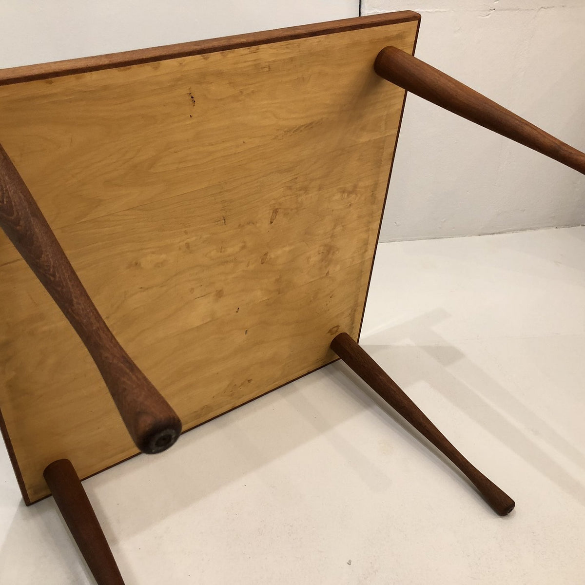 Sofabord i teak med sort formica plade