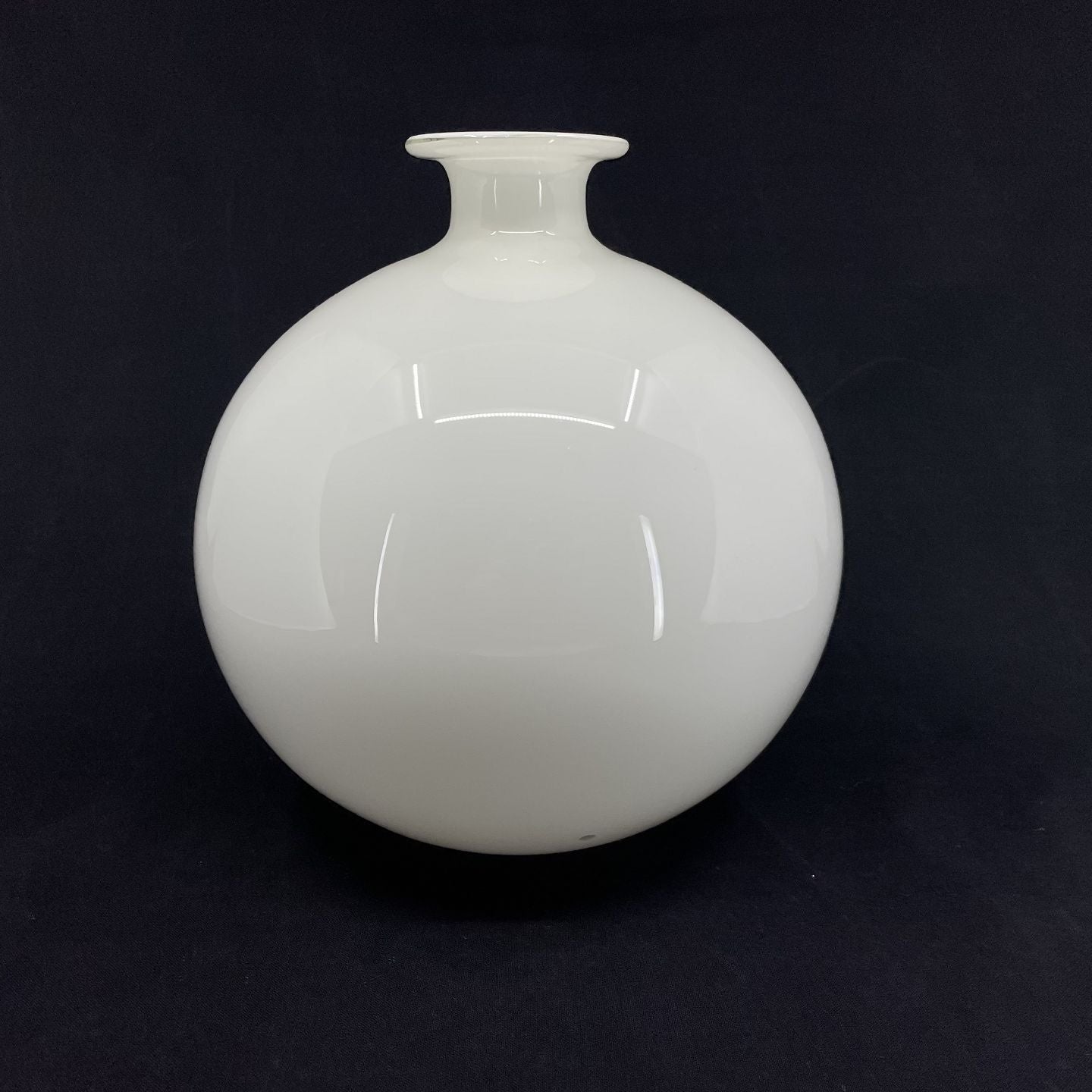 Round white Carnaby vase