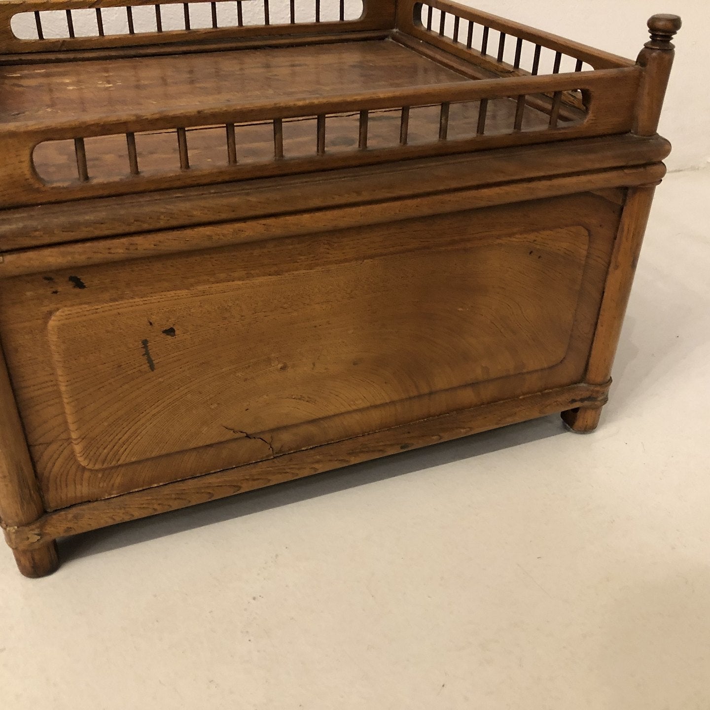 Small Chinese chest of drawers from the Qing dynasty
