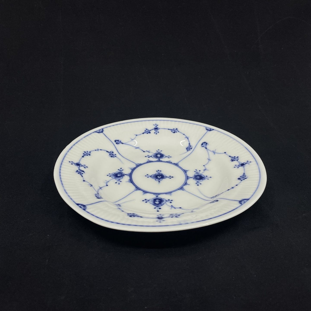 Stor Musselmalet Riflet kagetallerken fra 1820-1850
