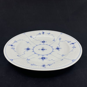 Mussel painted Fluted dinner plate from 1820-1850