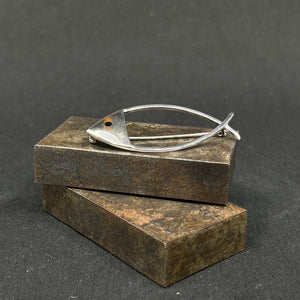Usædvanlig broche af Ole W. Jacobsen