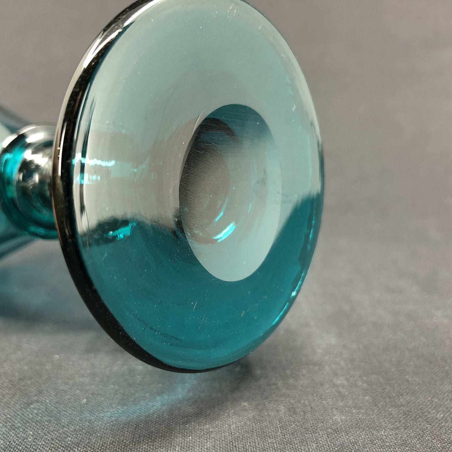 Anglais blue-green white wine glass