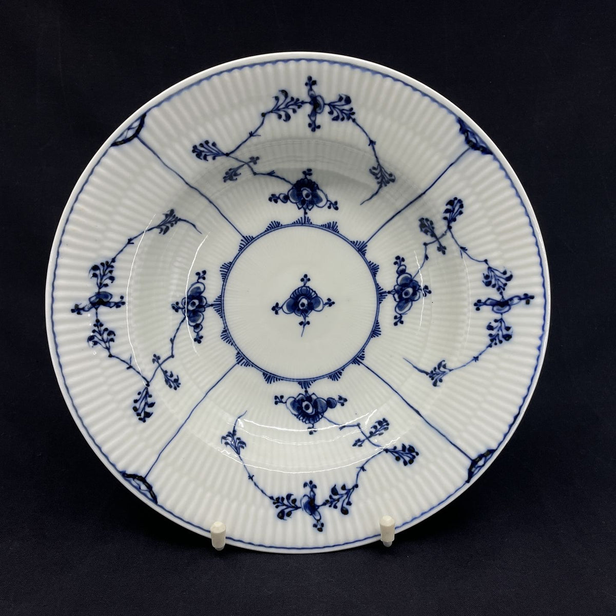 Musselmalet Riflet dyb tallerken fra 1790'erne