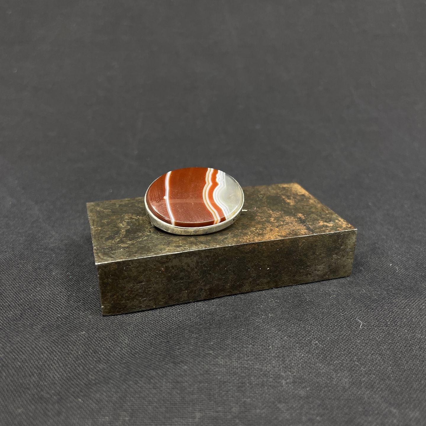 Brooch with ribbon agate from the 1920s