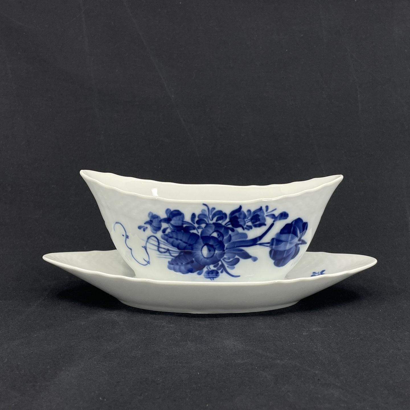 Blue Flower Curved gravy boat
