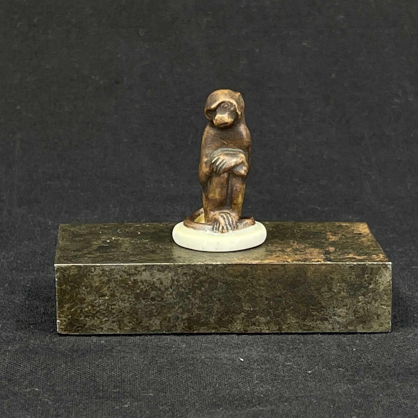 Abeunge figur tegnet af Jeanne Grut