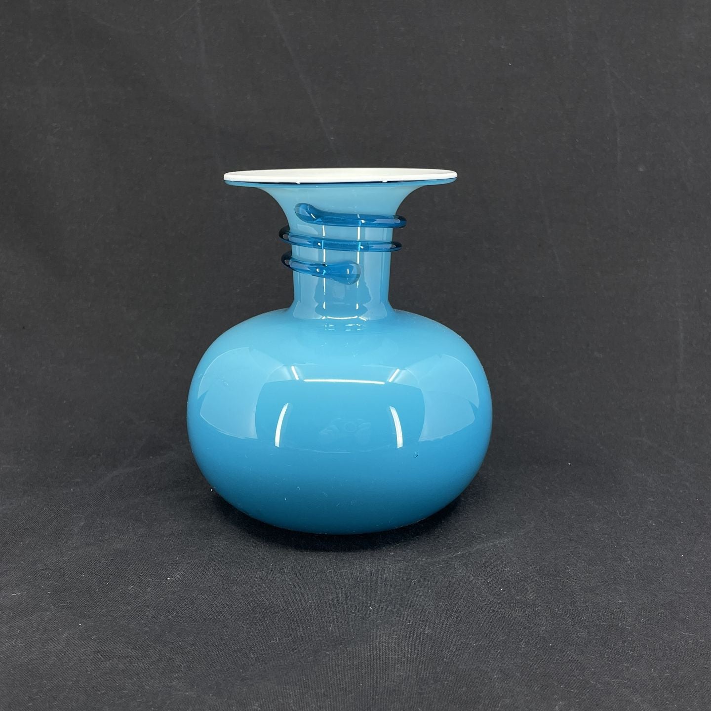 Blå Napoli vase fra Holmegaard, 13,5 cm.