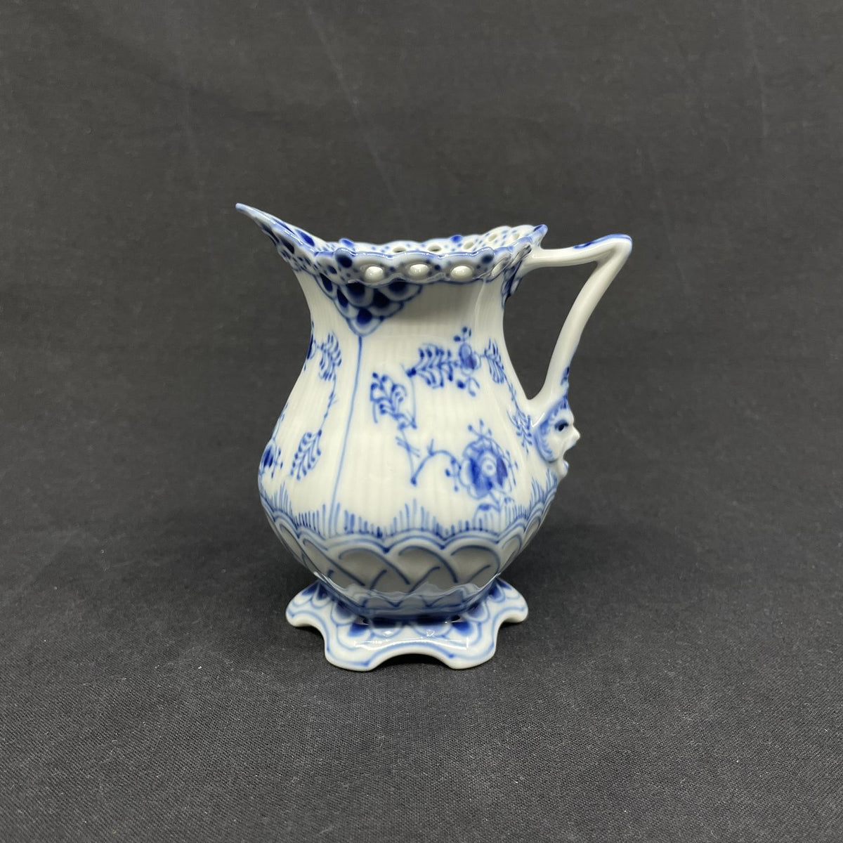Mussel-painted full-blonde cream jug