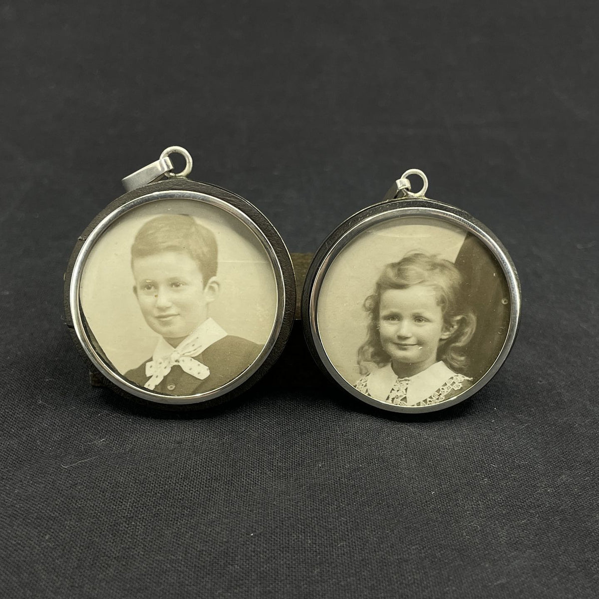 A pair of pendants with room for pictures