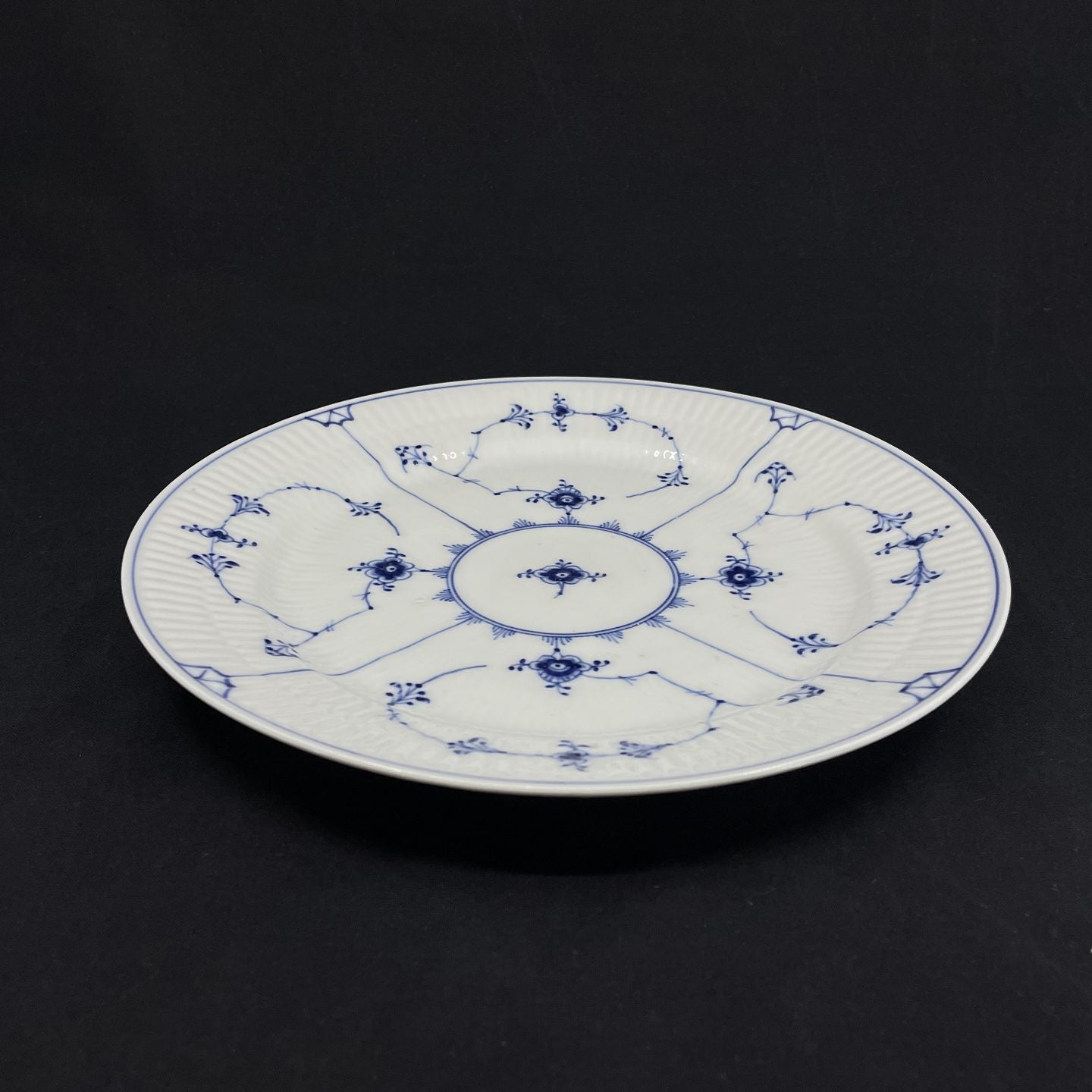 Musselmalet Fluted flat dinner plate