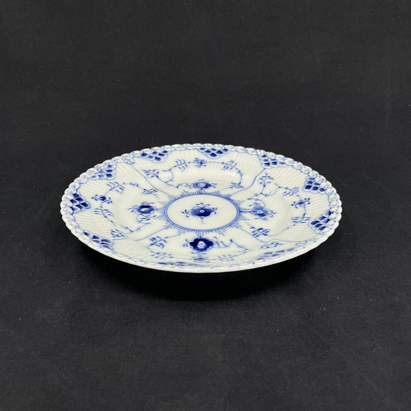 Full lace cake plate, 1/1087, 3rd assortment.