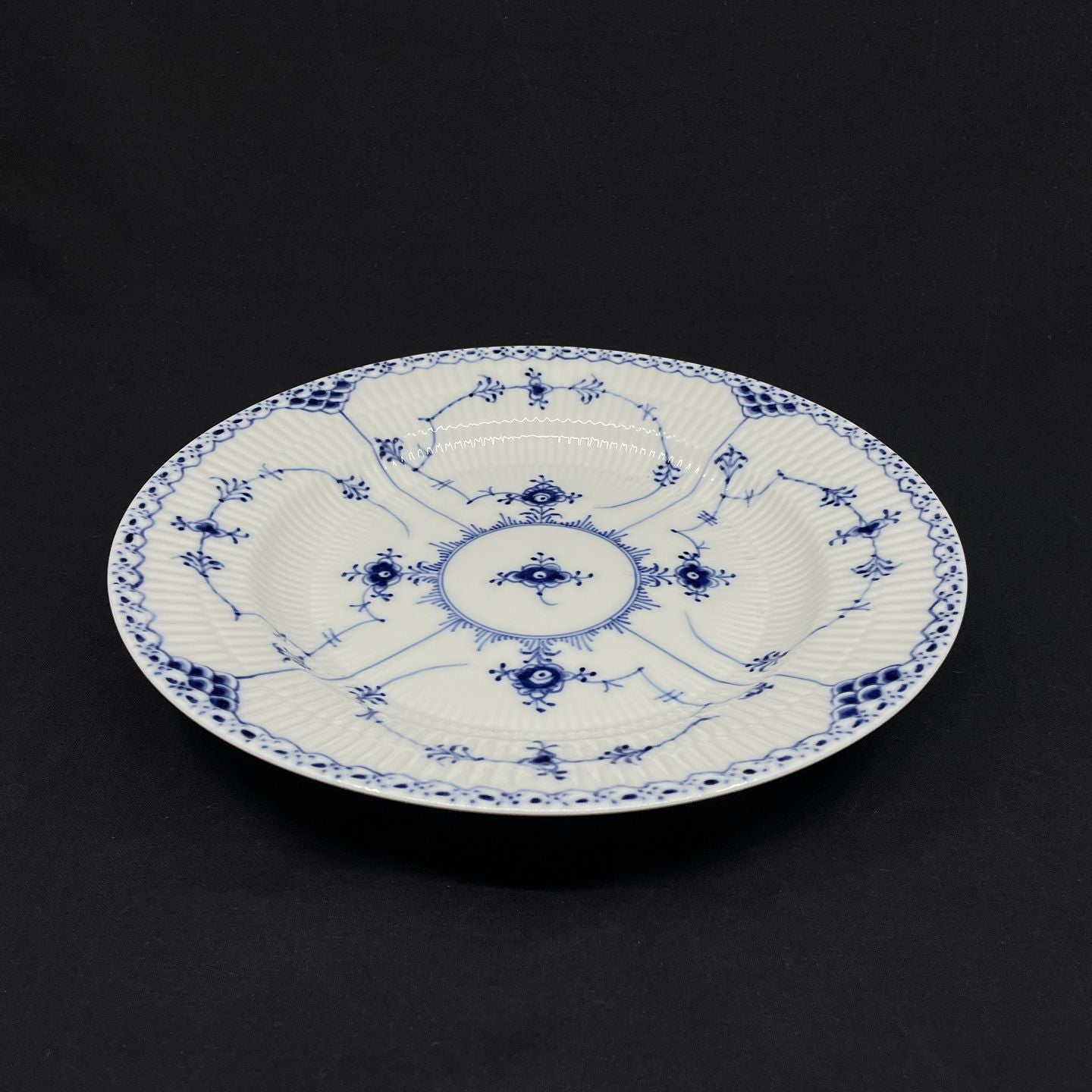 Mussel painted Half-blonde dinner plate, staff sorting