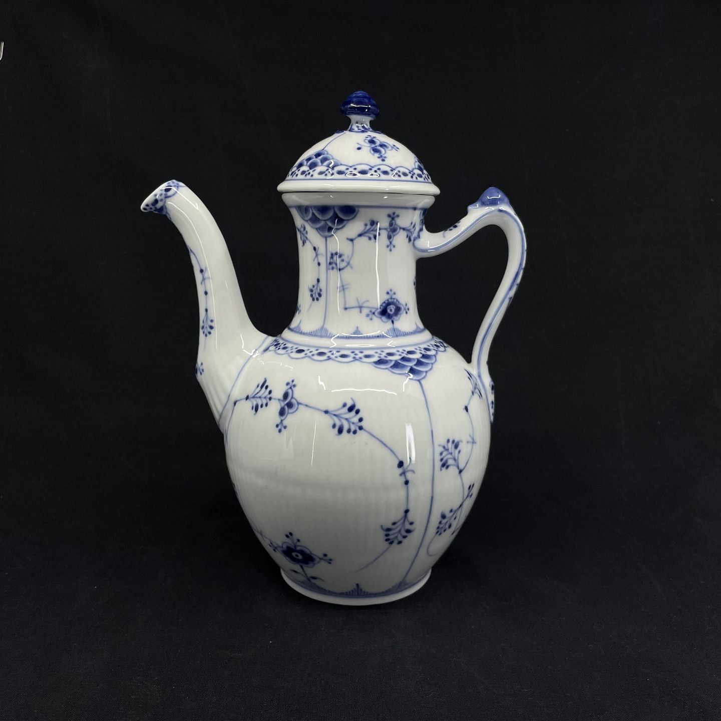 Mussel painted half-blond coffee pot, 1898-1923