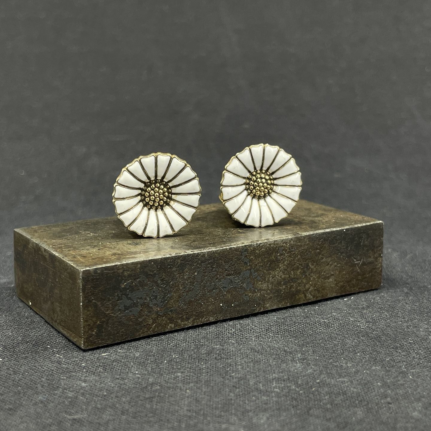 Anton Michelsen marguerite ear clip