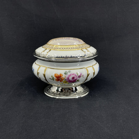 Bonbonniere fra Royal Copenhagen med motiv af Amalienborg