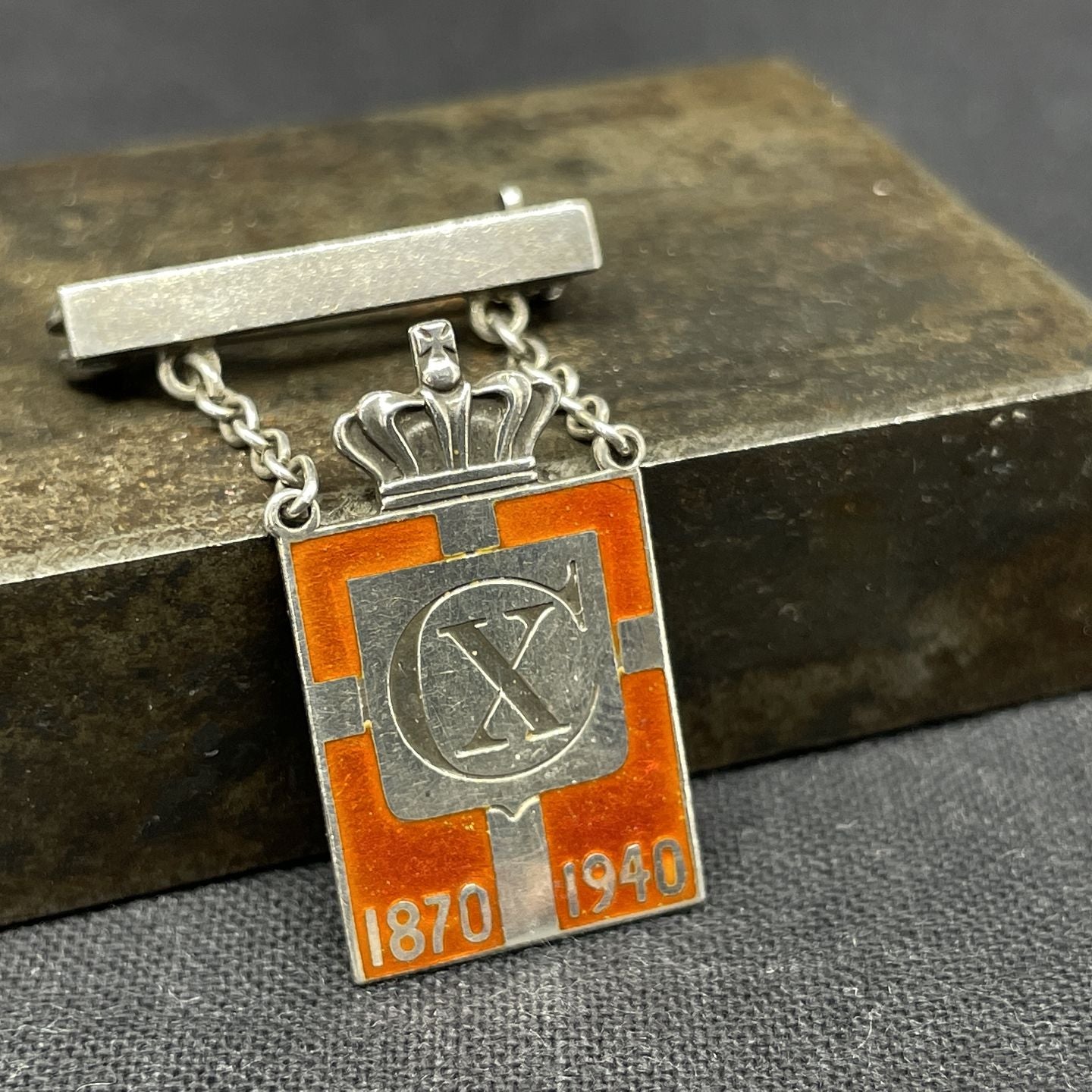 Royal badge with beam 1870-1940