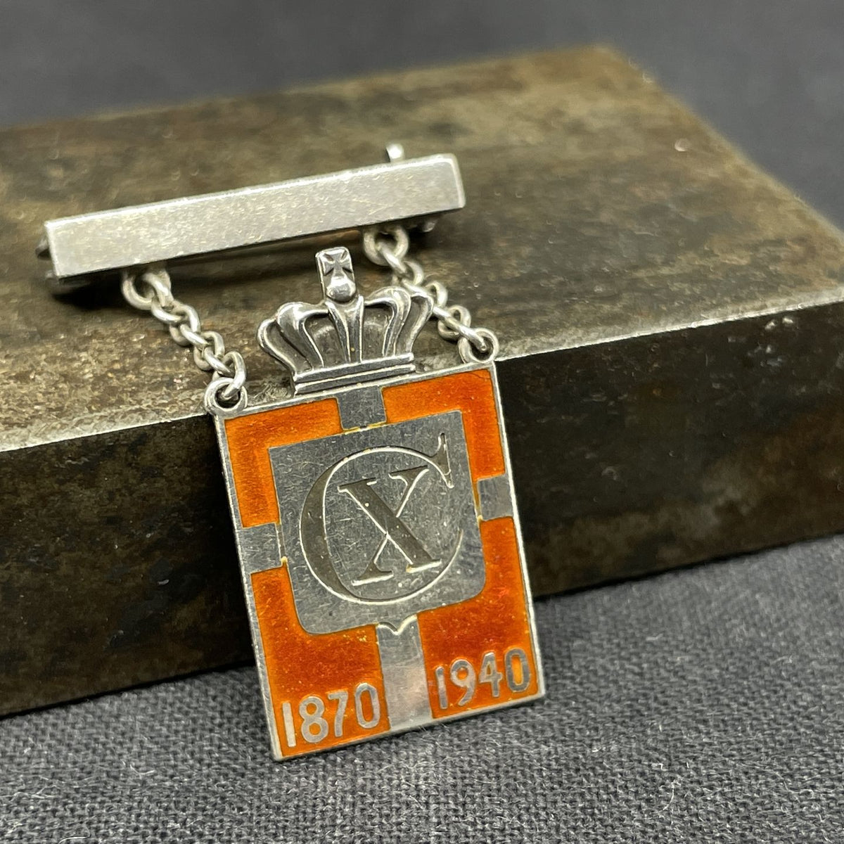 Royal badge with beam 1870-1940