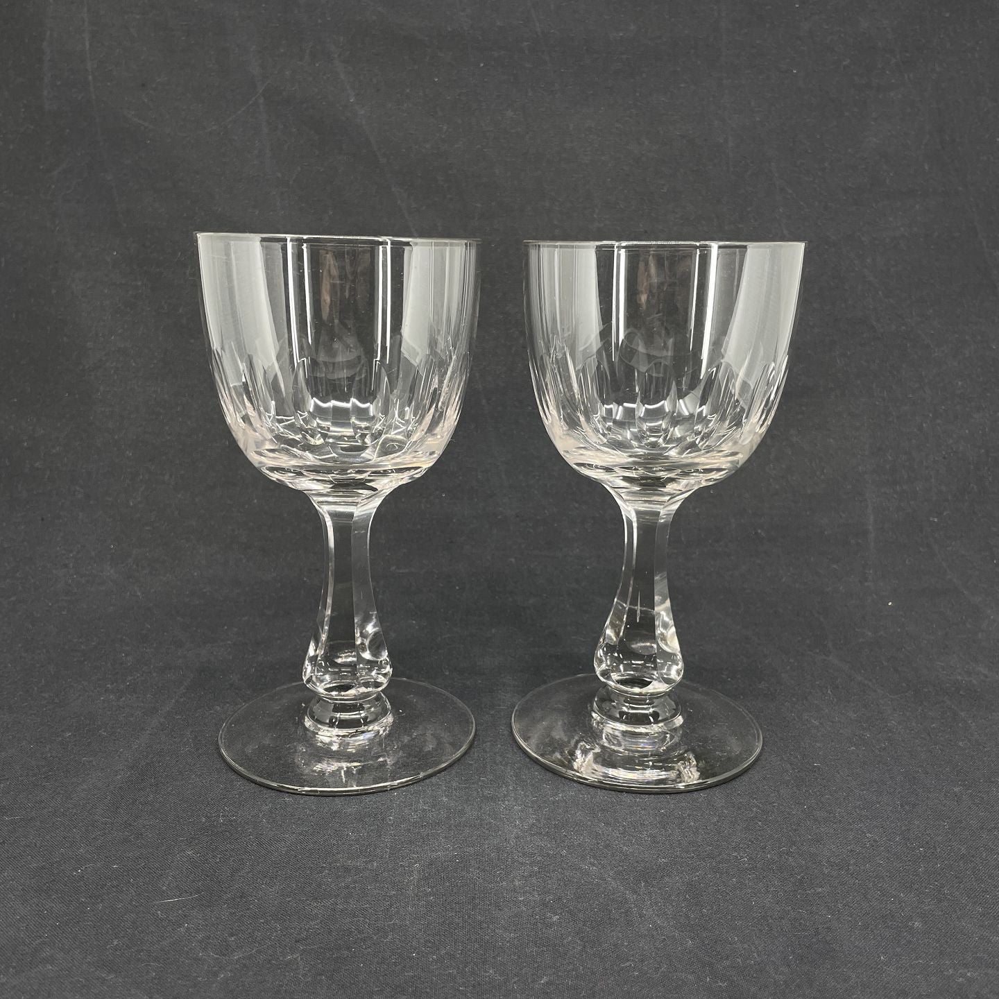 A set of Manganese Derby red wine glass, 16.5 cm.
