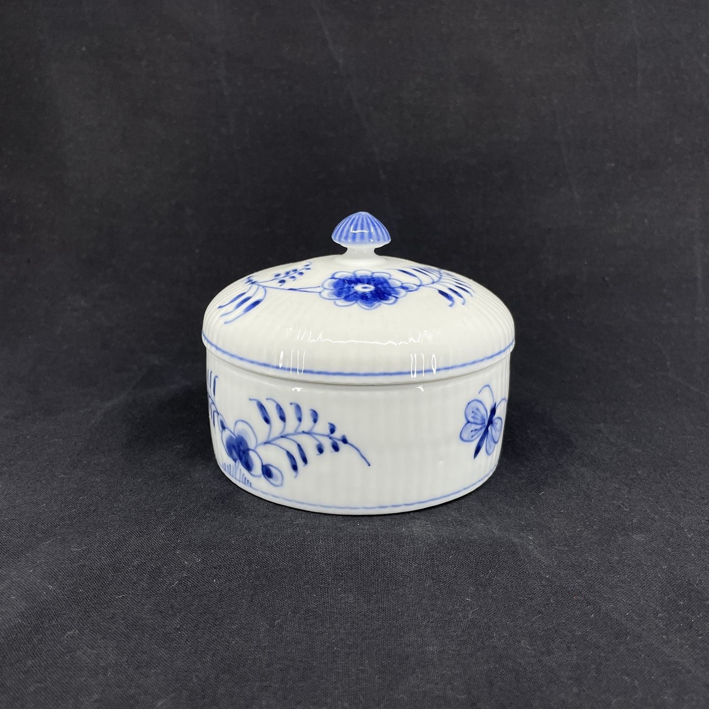 Musselmalet Riflet sommerfugle æske, 11 cm.