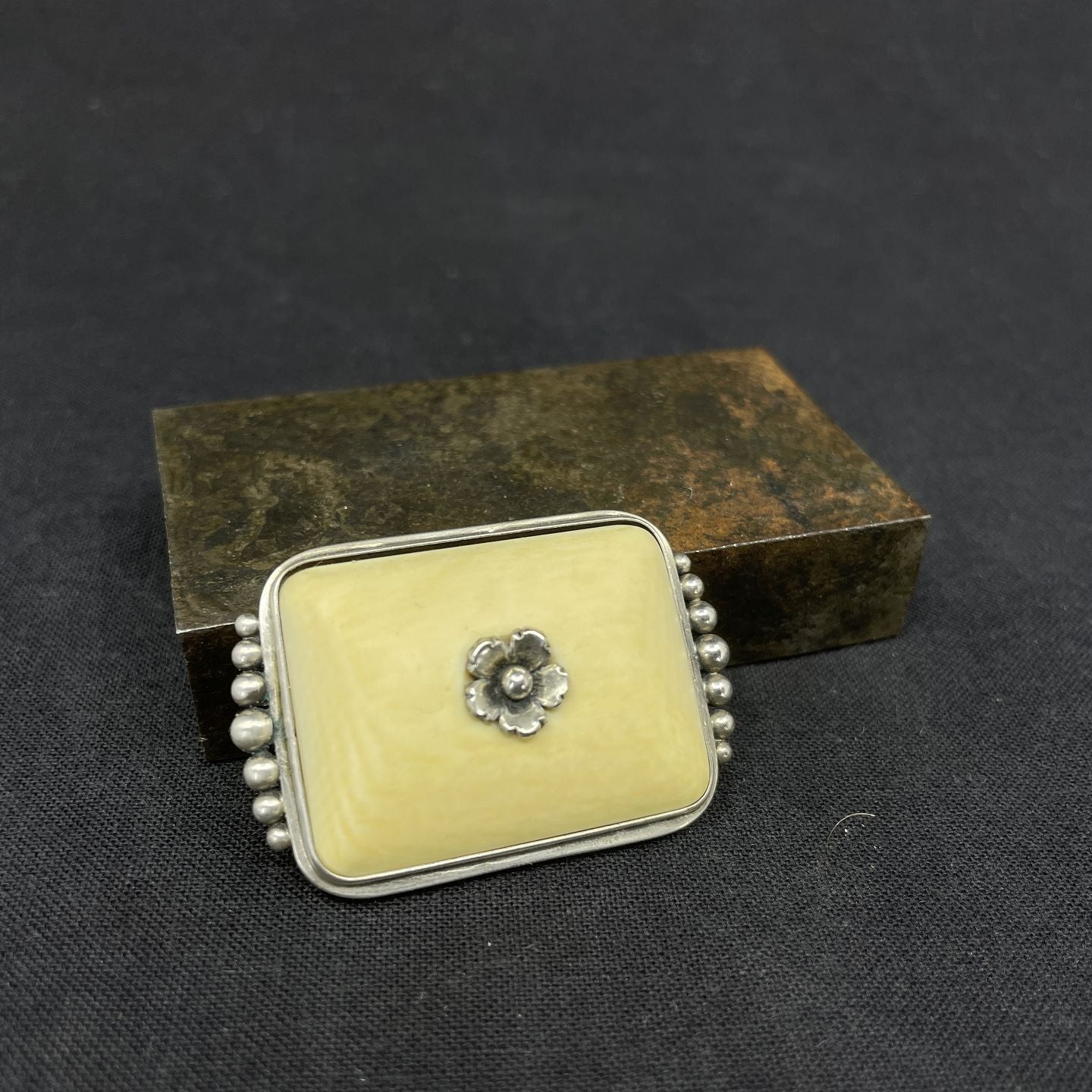 Brooch with legs from NE From