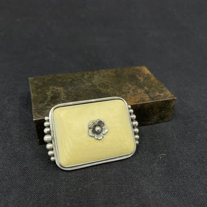 Brooch with legs from NE From