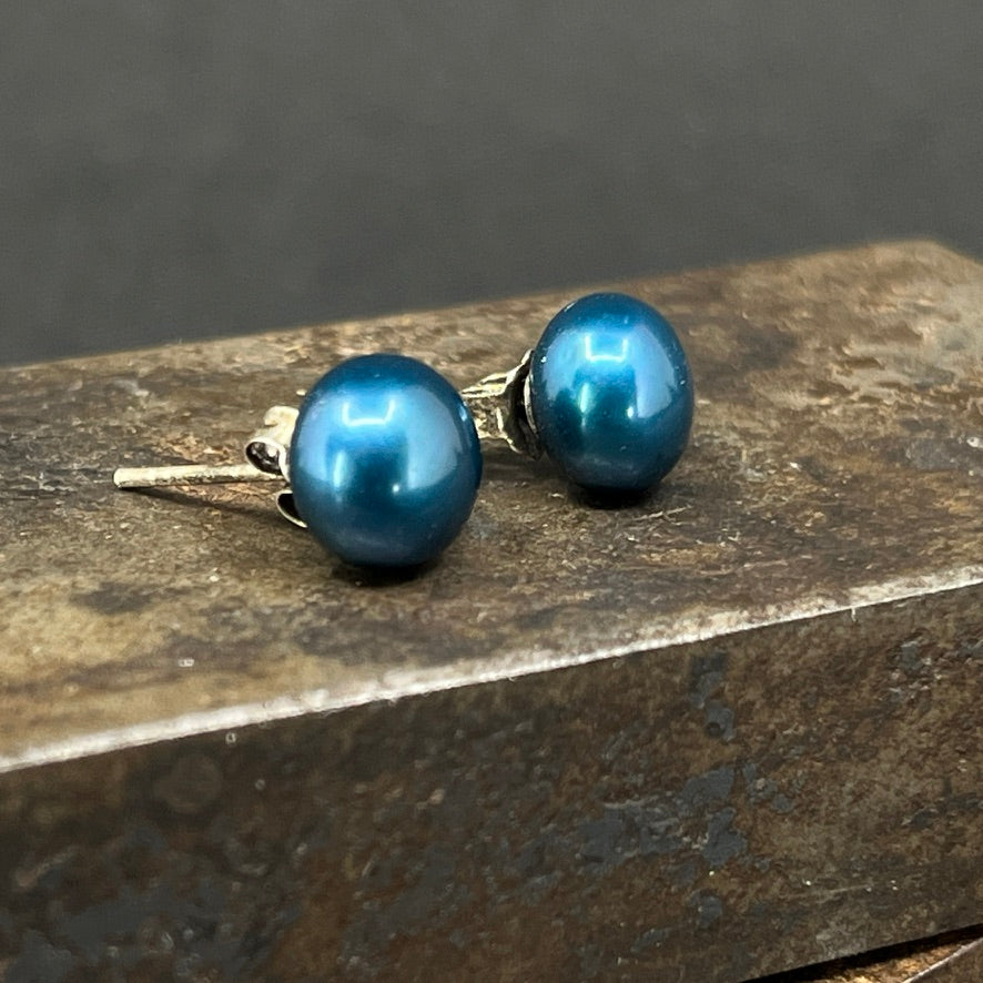 Earrings with blue pearls