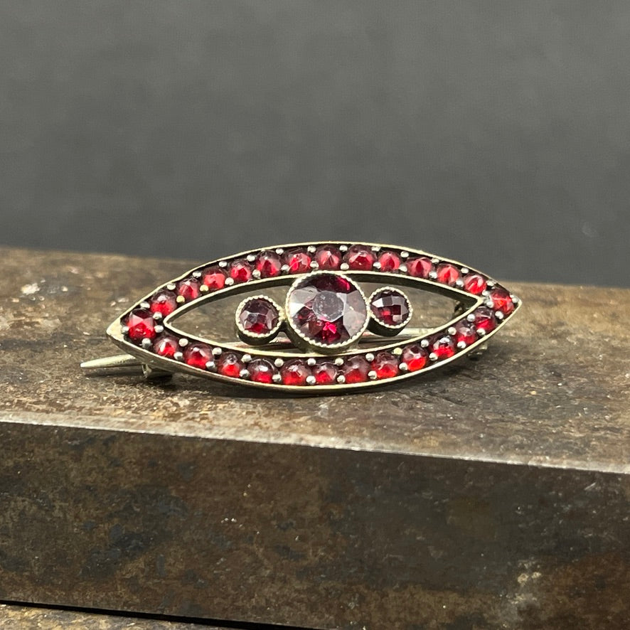Oval broche med granater