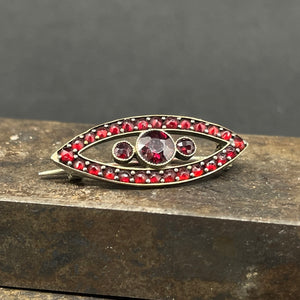 Oval broche med granater