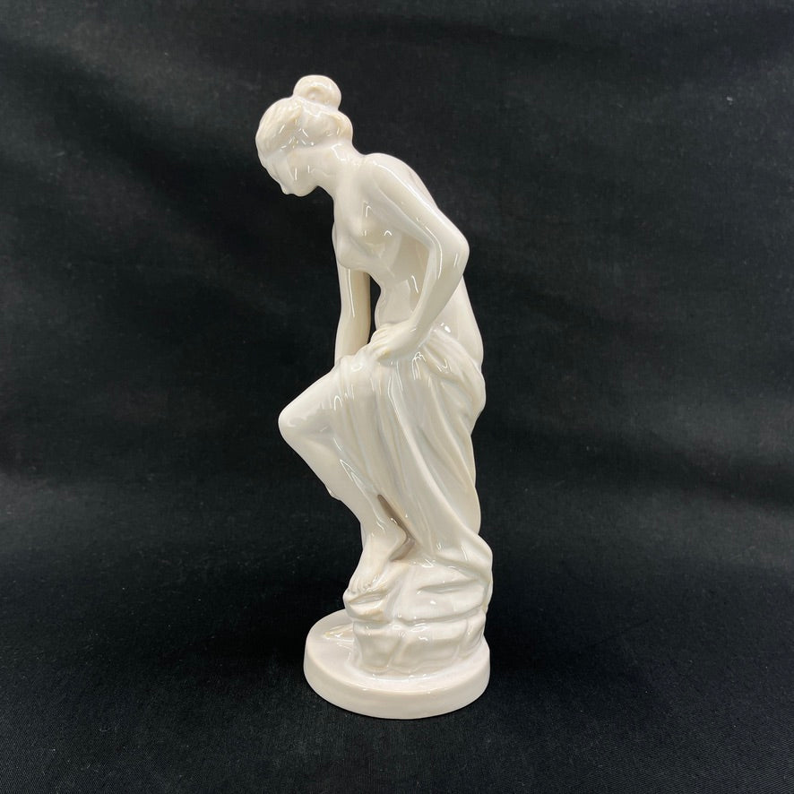 Hvidglaseret figur fra L. Hjorth - Venus i badet
