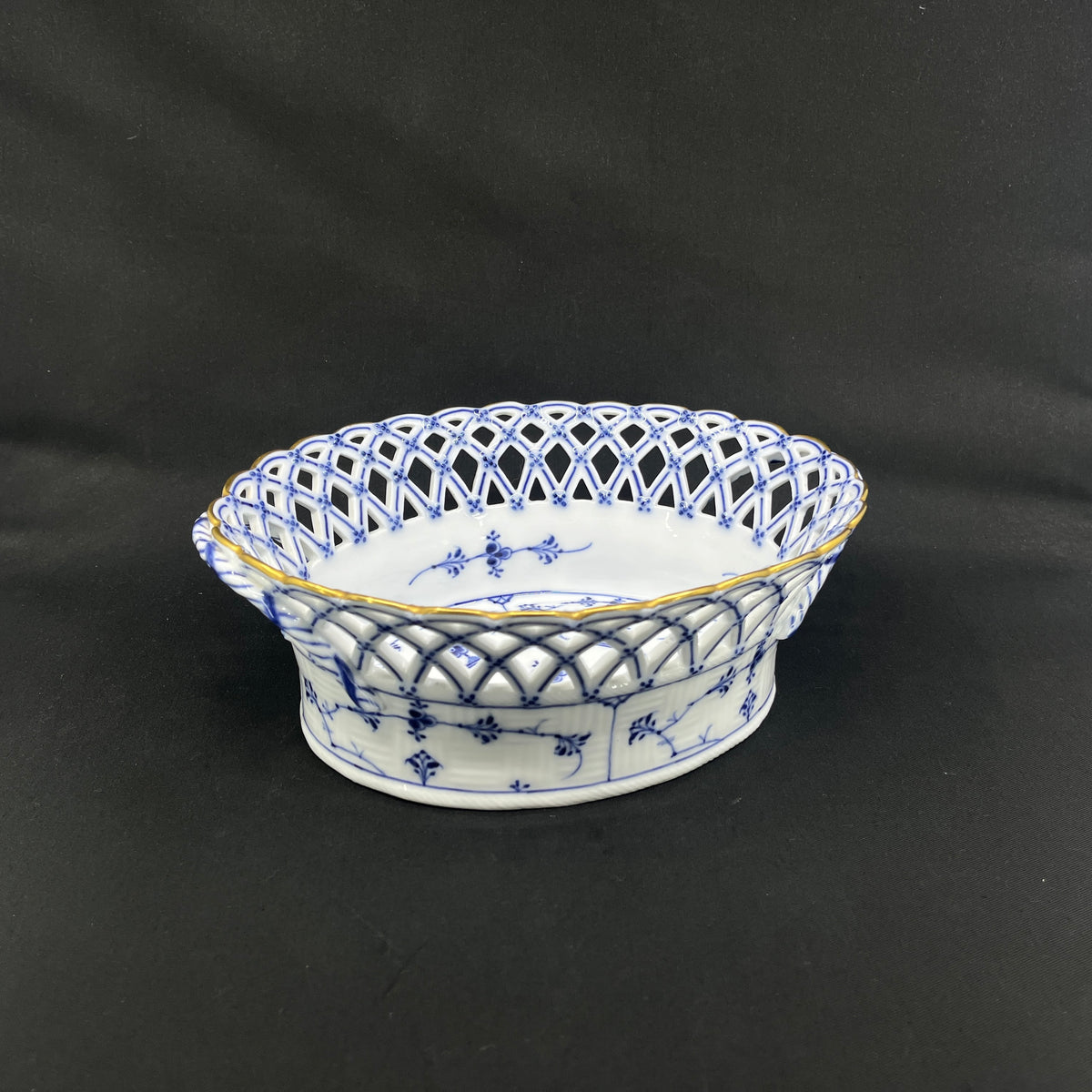 Blue Fluted Full Lace fruit bowl with gold, 1/1057