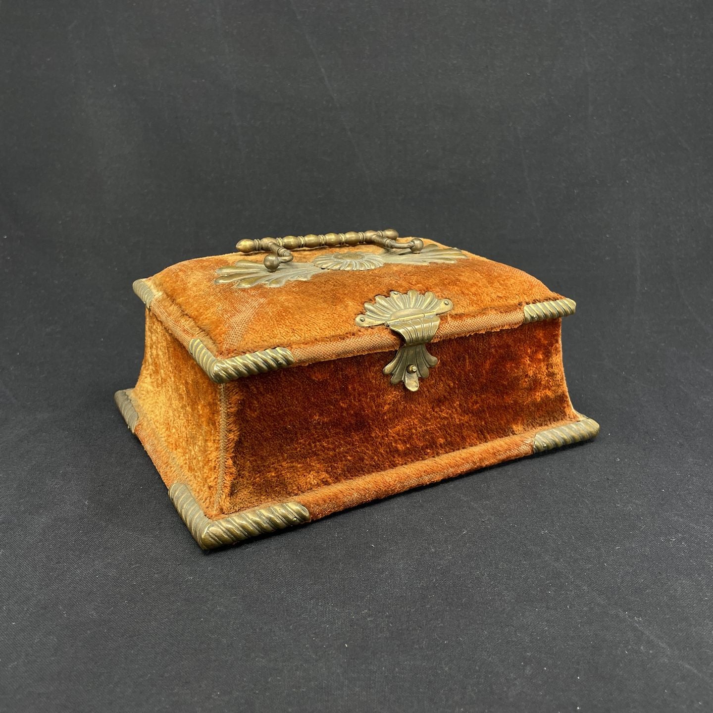 Fine jewelery box in velor