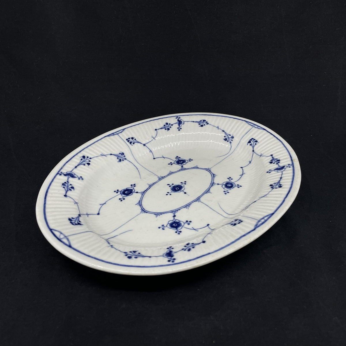 Mussel painted fluted dish from 1820-1850