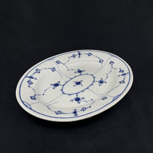 Mussel painted fluted dish from 1820-1850