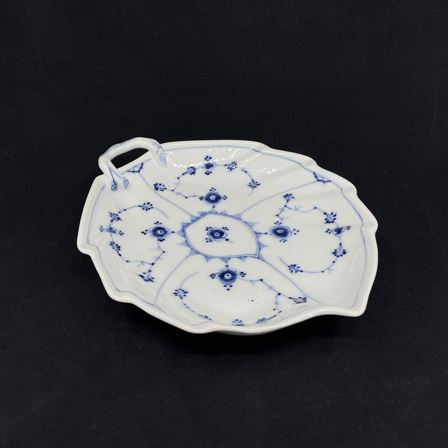 Bing & Grøndahl Blue painted leaf dish