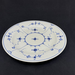 Antique Mussel painted Fluted dinner plate, 1779-1814