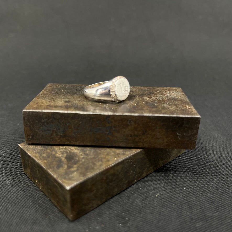 Ring i sølv med initialer