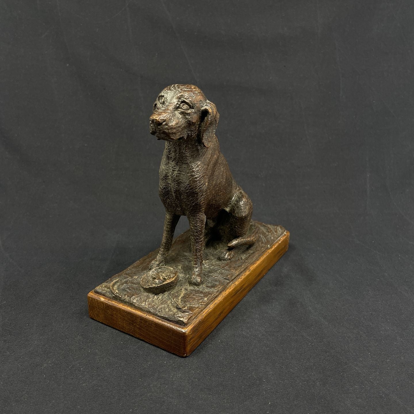 Flot udskåret figur af hund