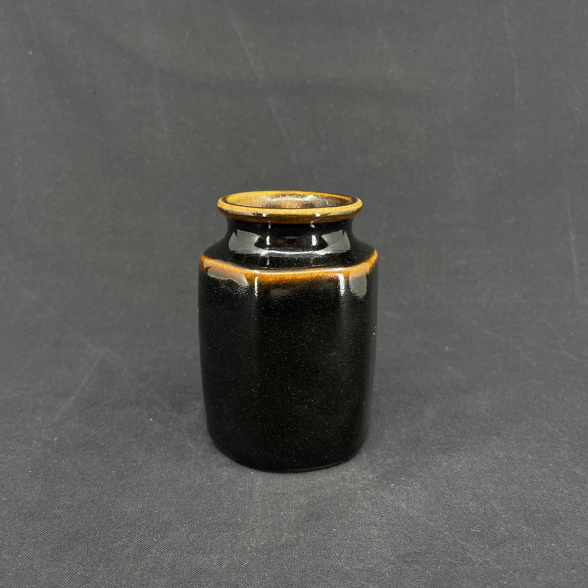 Brun vase fra L. Hjorth