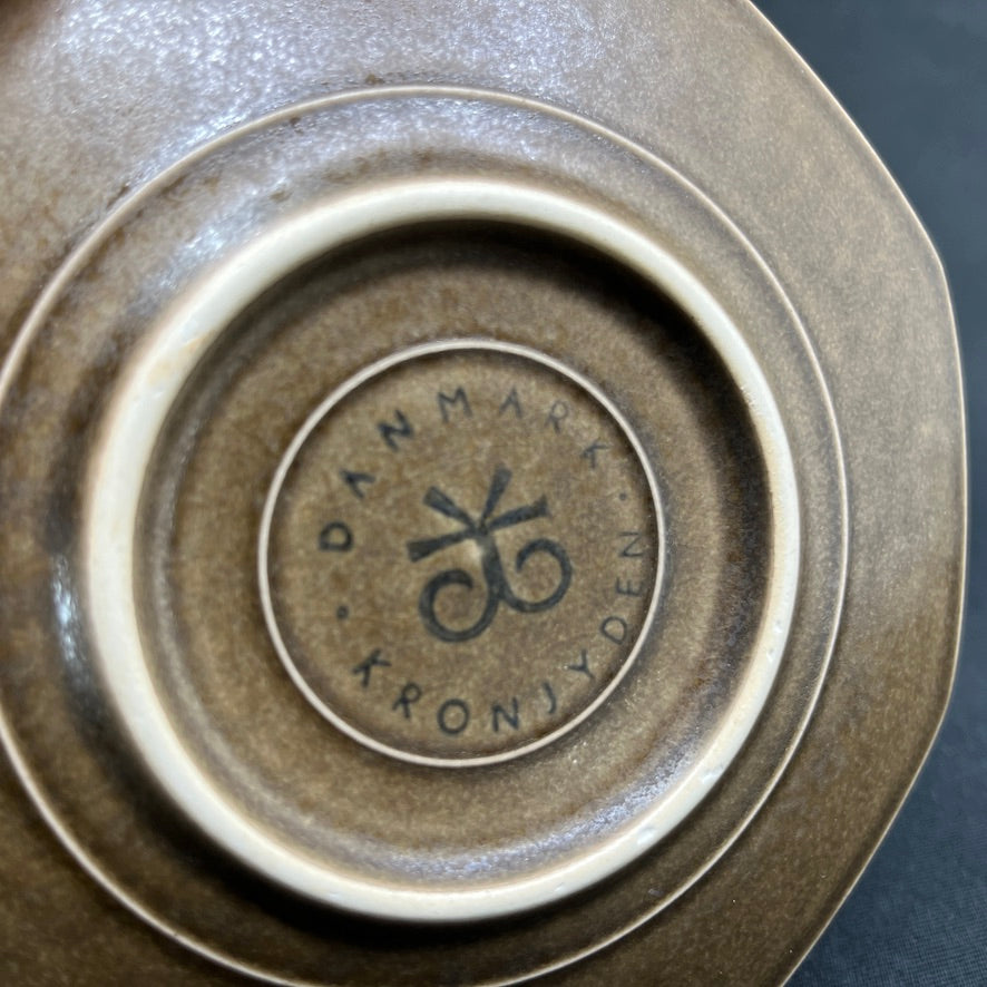 Umbra kaffekop med kantet underkop fra Kronjyden