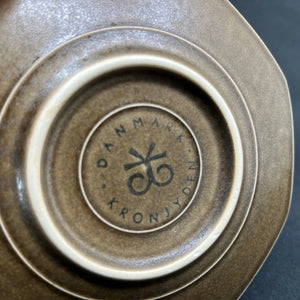 Umbra kaffekop med kantet underkop fra Kronjyden