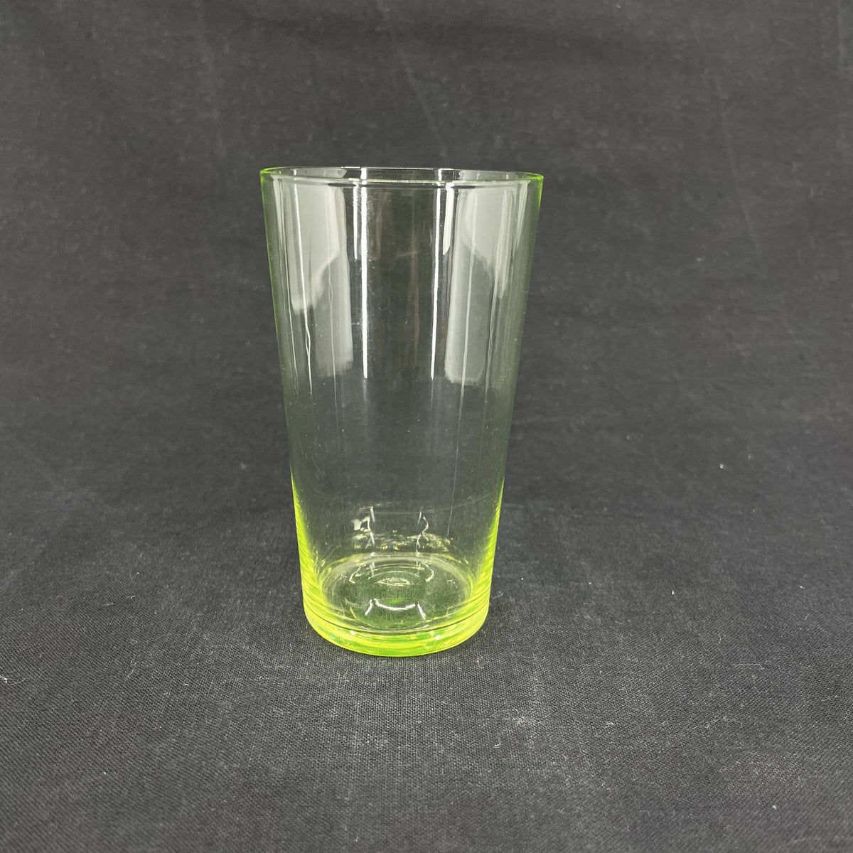 Neongrønt sodavandsglas fra Holmegaard